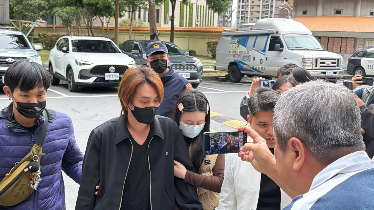 曹西平干儿子Jeremy（左二）在女友陪同下，已到板桥殡仪馆认尸。特勤中心摄