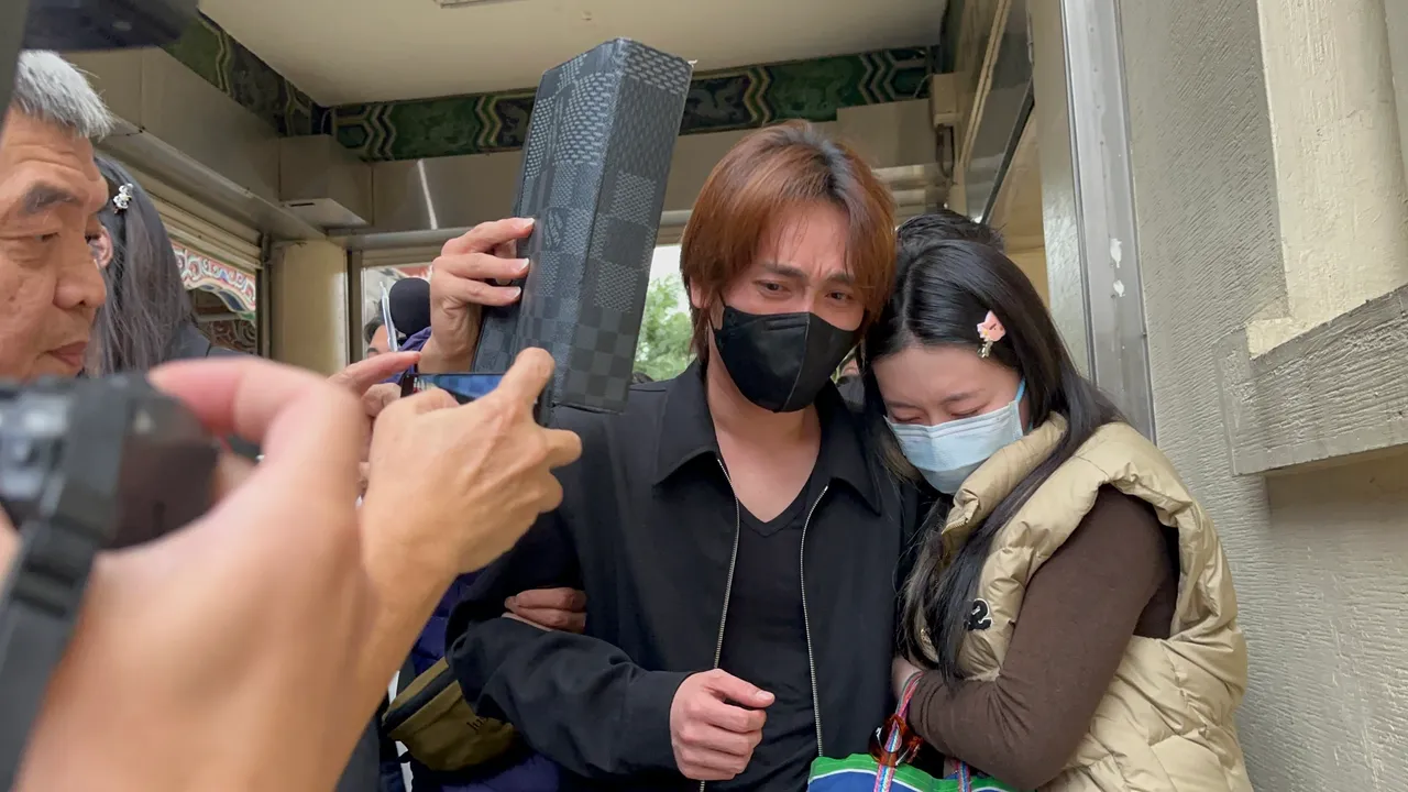 曹西平乾兒子赴殯儀館認屍　崩潰大哭需要人攙扶