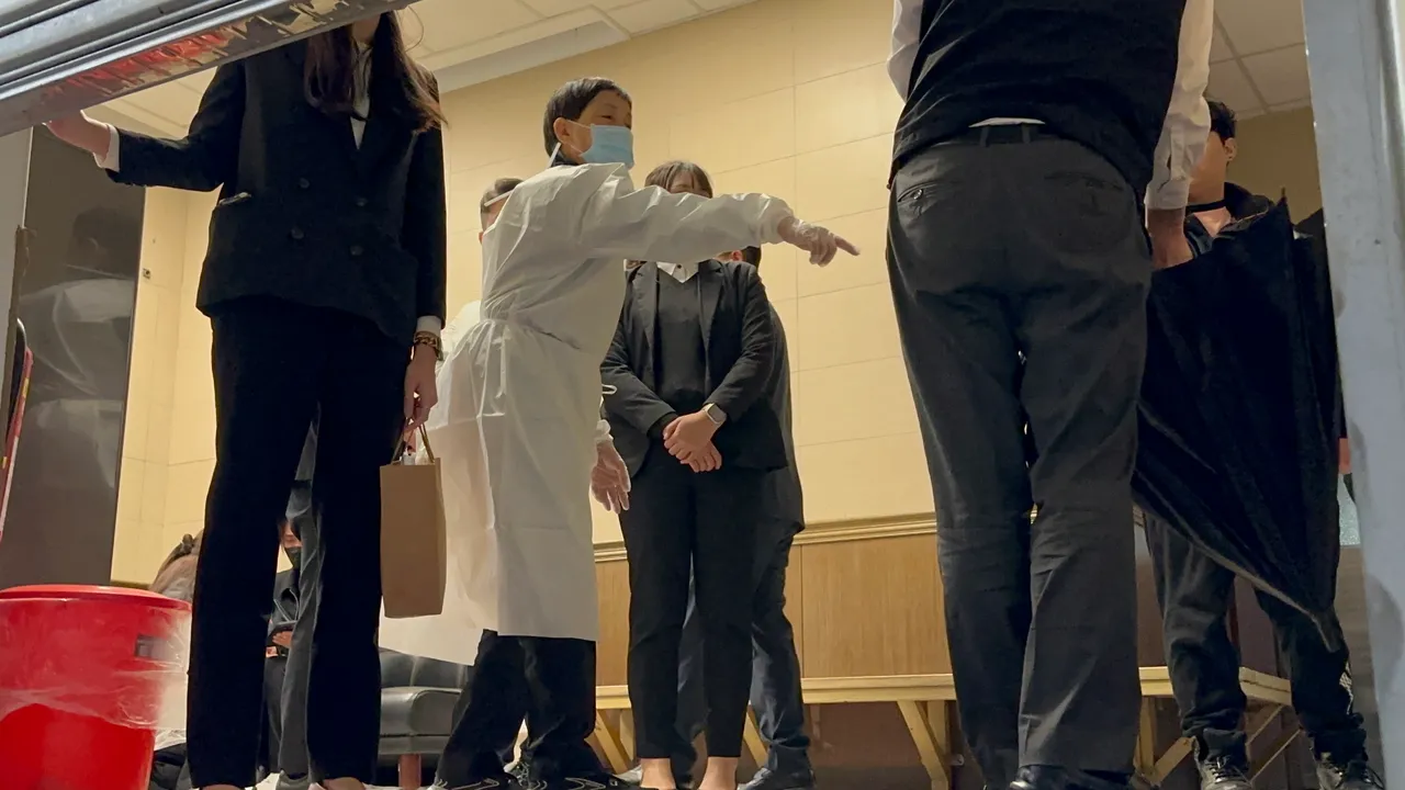 法医（中）相验曹西平遗体。特勤中心摄