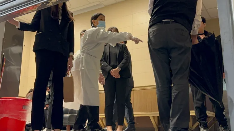 法醫（中）相驗曹西平遺體。特勤中心攝