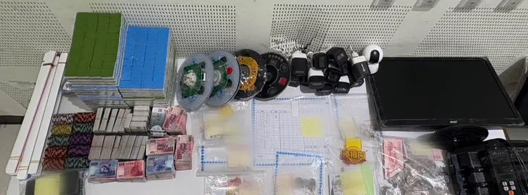 警方查扣現場賭具、賭金與抽頭金等贓證物。翻攝畫面