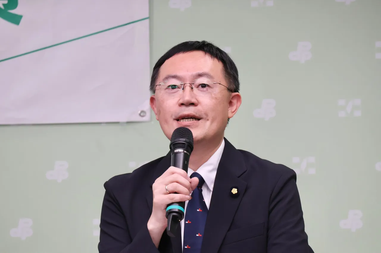 绿营干部异动！戴玮姗、卓冠廷辞职　李坤城接任民进党发言人