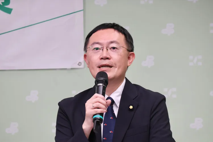 民进党立委李坤城接任党中央发言人。庄宗达摄