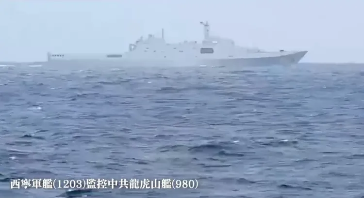 海軍西寧軍艦監控中共龍虎山艦（舷號980）。國防部提供