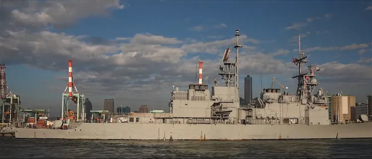 我國海軍基隆級驅逐艦於港區執行任務畫面。國防部發言人
