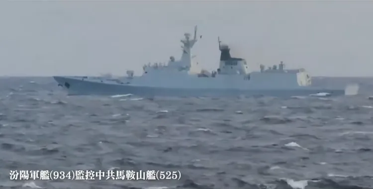 海軍汾陽軍艦監控中共馬鞍山艦（舷號525）。國防部提供