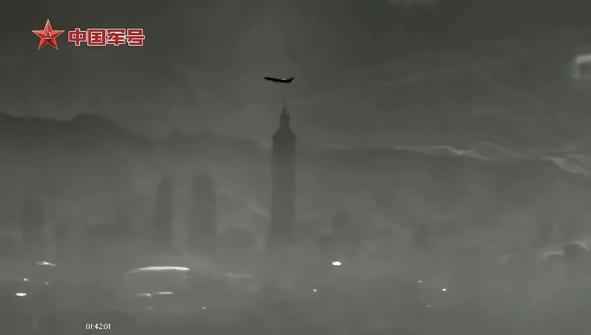 中国官媒曝光无人机拍摄台北101与松山机场画面，国防部强调属认知战操作。翻摄中国军号
