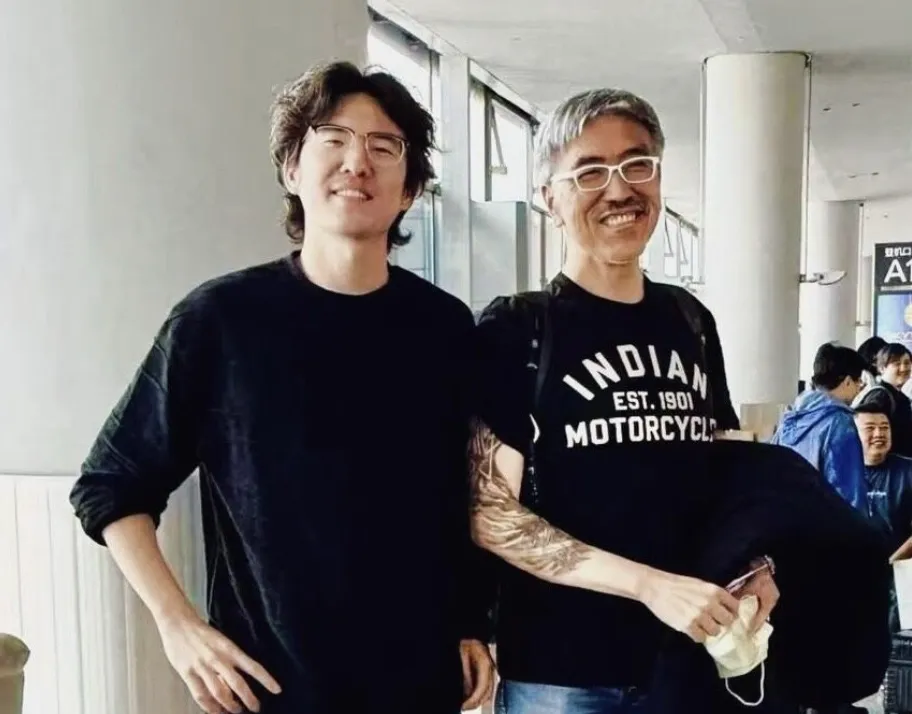 屠颖（右一）跟儿子屠衡父子情深。翻摄屠衡脸书