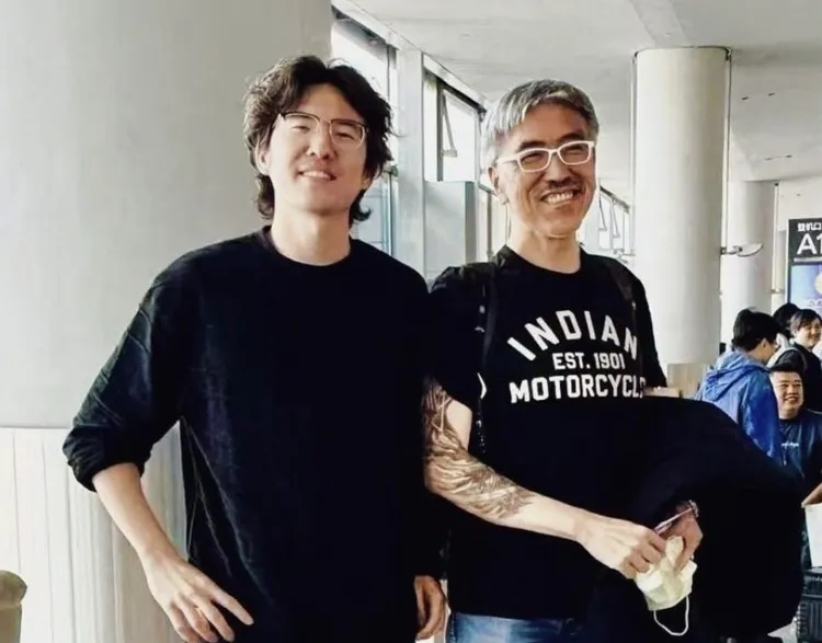 屠穎（右一）跟兒子屠衡父子情深。翻攝屠衡臉書