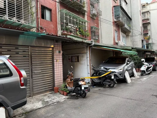 中和公寓驚傳母揹嬰墜樓！婦人重創意識不清、滿月兒命危搶救中