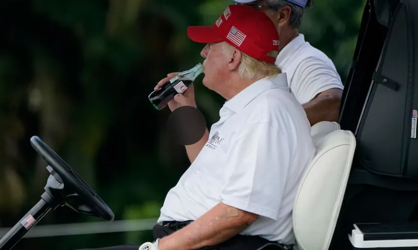 美国总统川普虽有「酒鬼性格」，却滴酒不沾。图为川普在高球场喝可乐。美联社资料照片