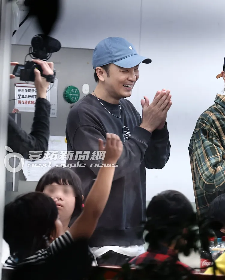 書偉與小朋友互動，表情頗為開心。特勤中心攝