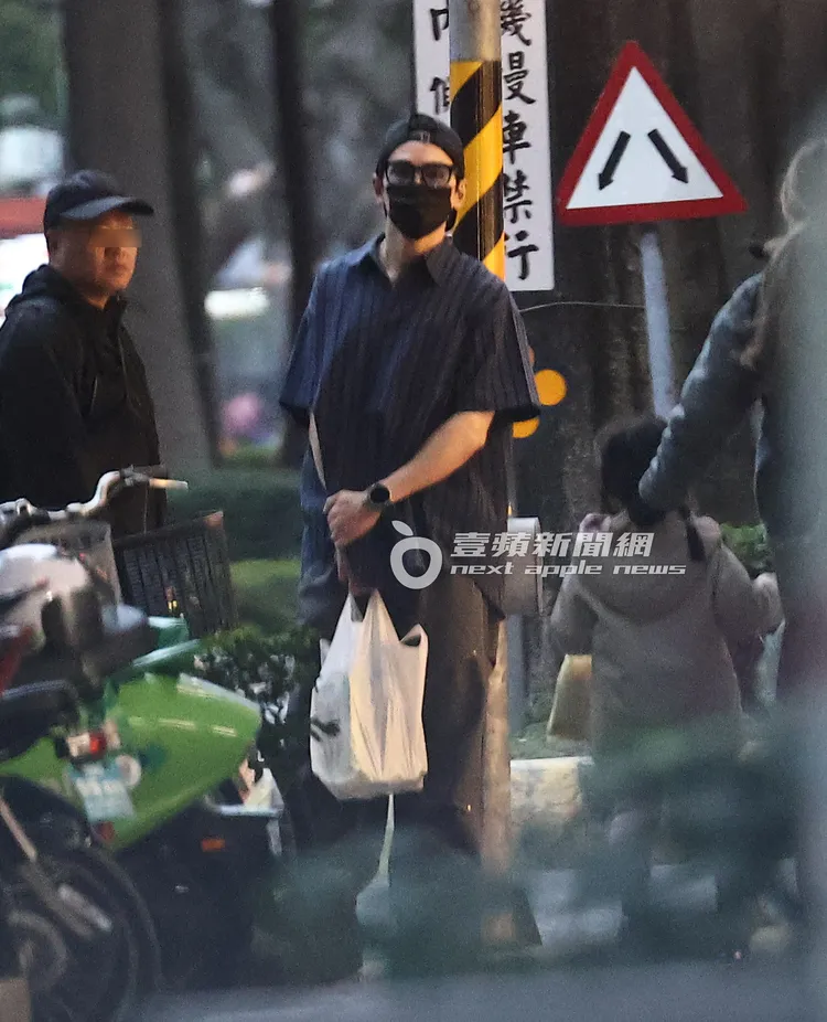 Energy成員牛奶與鼓鼓在全聯會合選購食材。特勤中心攝