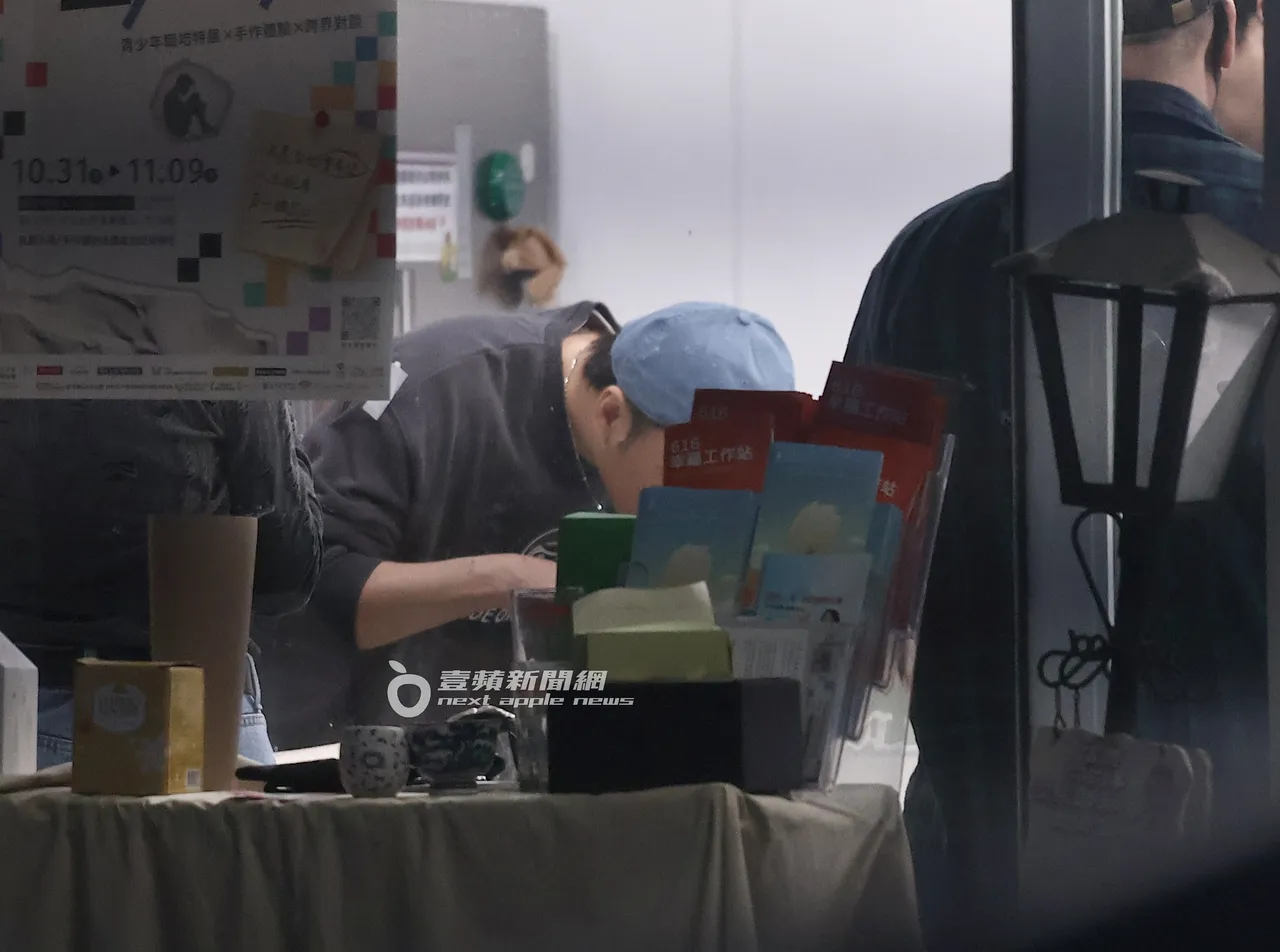 書偉開始炒蛋，動作頗為熟練。特勤中心攝