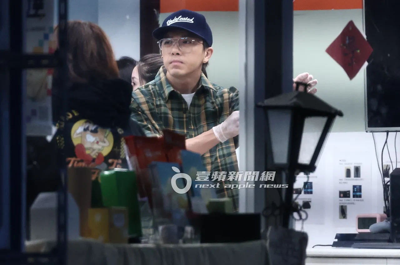 坤達戴上白色手套，準備大秀廚藝。特勤中心攝