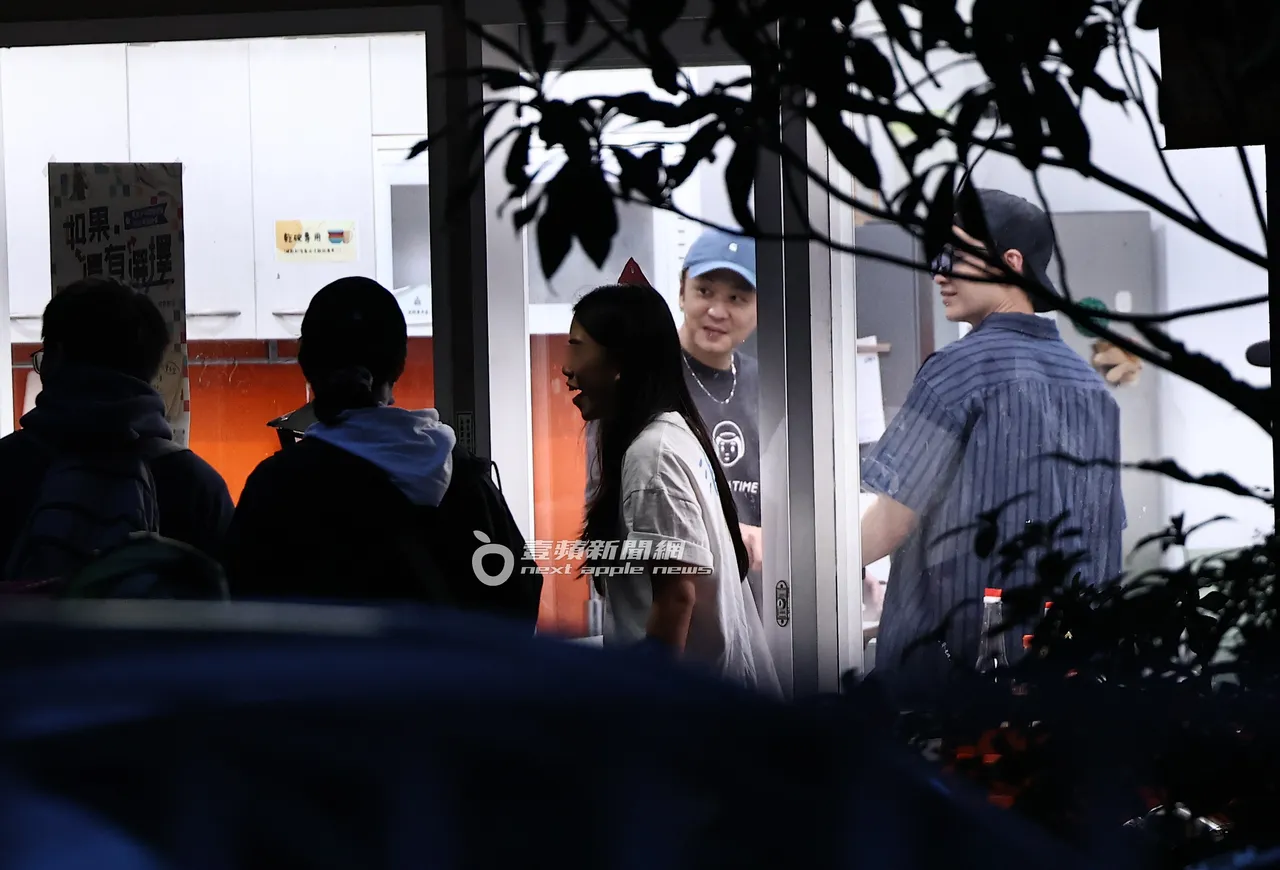 牛奶（左）、書偉在一旁討論菜單、分工處理食材。特勤中心攝