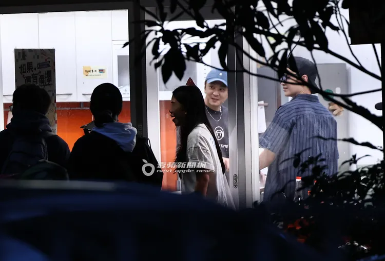 牛奶（左）、書偉在一旁討論菜單、分工處理食材。特勤中心攝