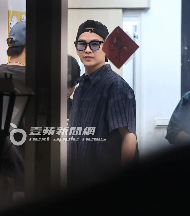 牛奶忙著整理工作檯，相當認真。特勤中心攝