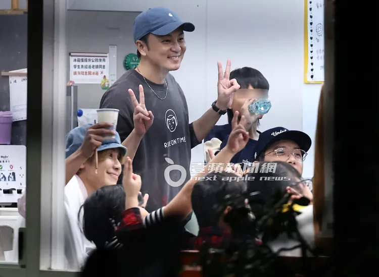 書偉與坤達在小朋友旁比YA，鼓鼓（左）則舉杯致意，眾人開心合影。特勤中心攝