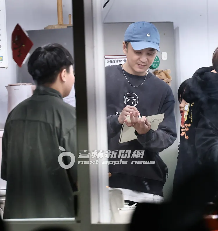 書偉展現親和力，替小朋友簽名，現場相當溫馨。特勤中心攝