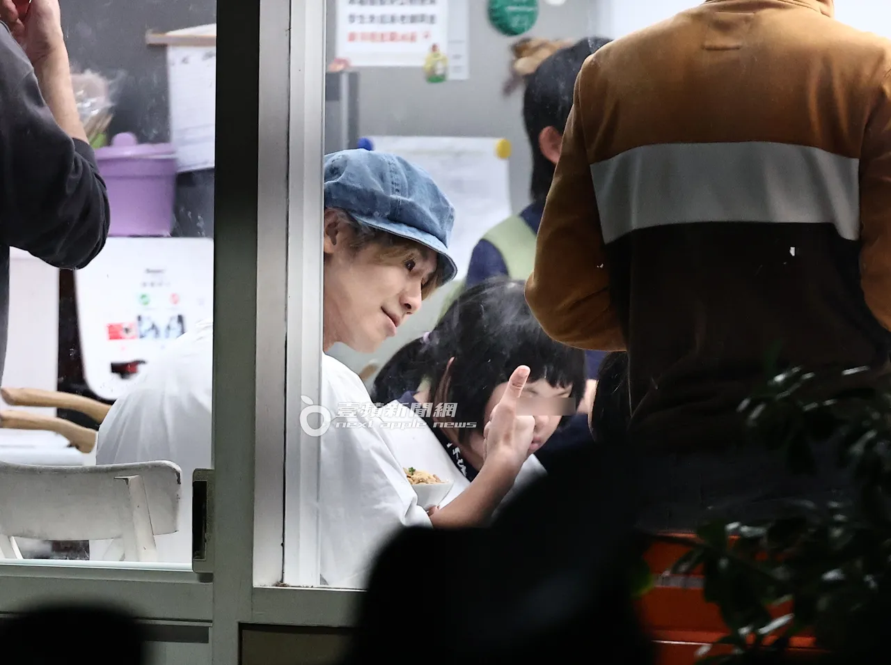 鼓鼓也加入餐桌，陪伴小朋友共進晚餐。特勤中心攝