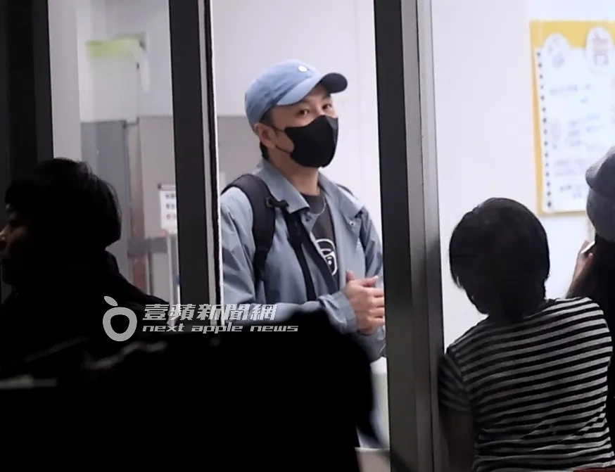 書偉戴上帽子、口罩，準備離開。特勤中心攝