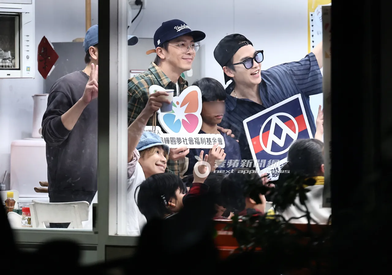 書偉站在小朋友旁比YA，牛奶（左）手拿全聯廣告板，坤達則拿「財團法人全聯佩樺圓圈夢社會福利基金會」手板，眾人再度合影留念。特勤中心攝