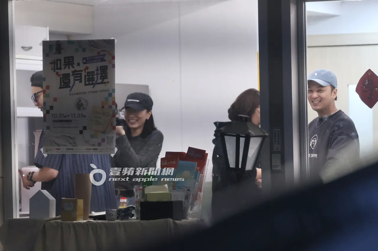 牛奶（左）與書偉站在一旁討論菜單，攝影師全場拍攝。特勤中心攝