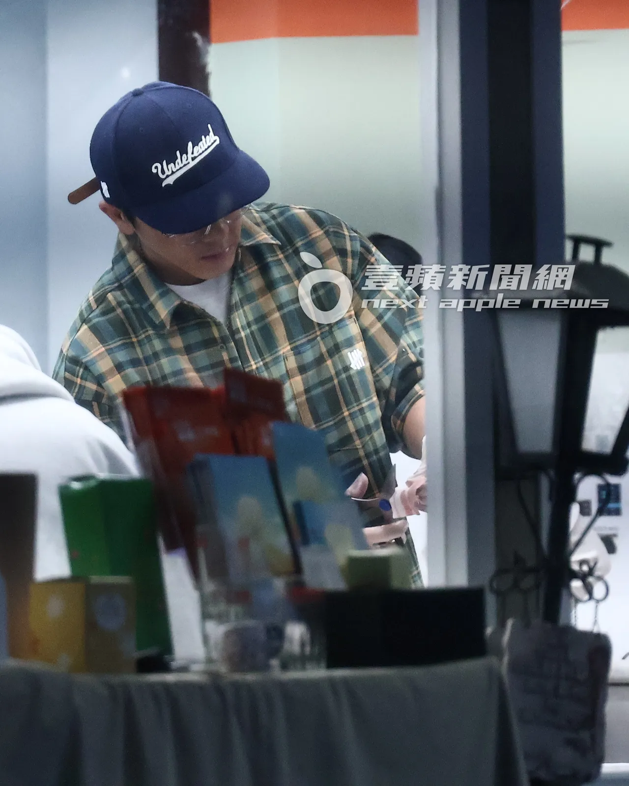 坤達表情專注，認真切肉。特勤中心攝