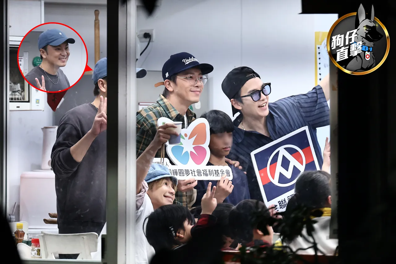 書偉（左起）、坤達、牛奶笑容滿面做公益，鼓鼓也一同參與。特勤中心攝