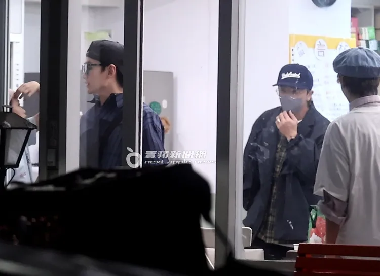 牛奶也準備離開，坤達戴上口罩緊跟在後。特勤中心攝