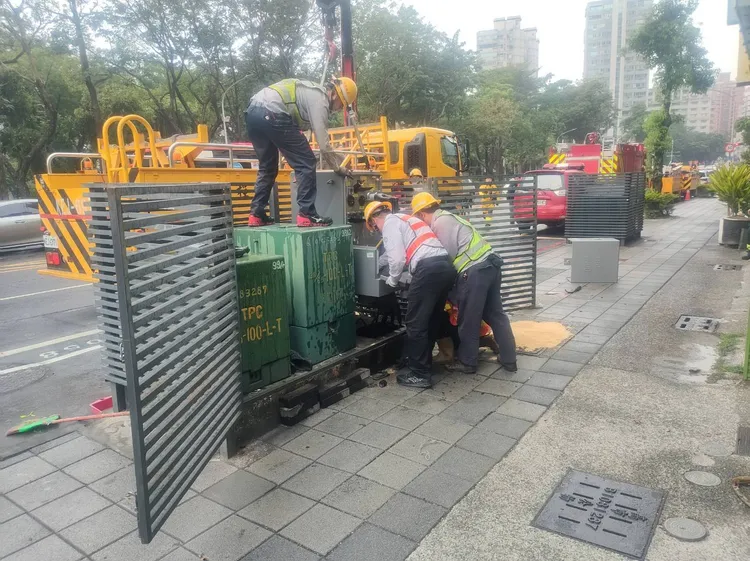 台電高雄區處派員搶修，約花費一個小時左右恢復全面供電。台電提供