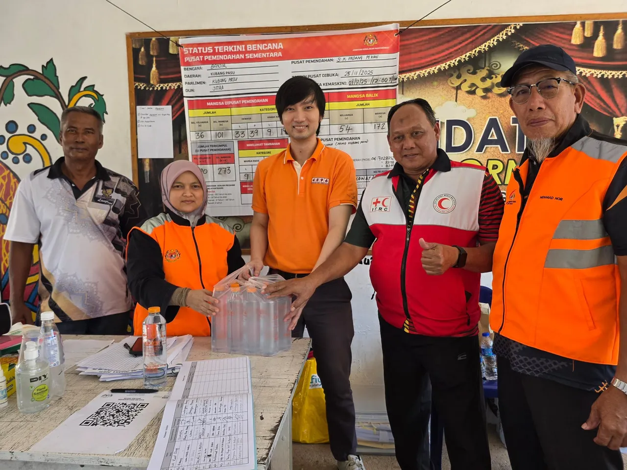 黄明志饭店员工送饮用水慰问灾民。翻摄黄明志脸书