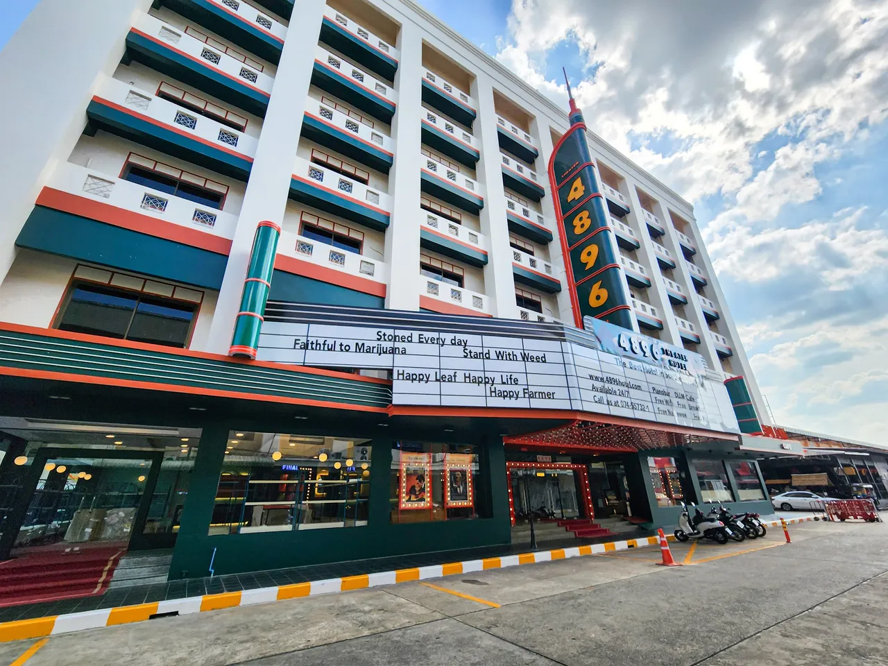 黄明志和朋友在泰国南方的Dannok开饭店。翻摄黄明志脸书