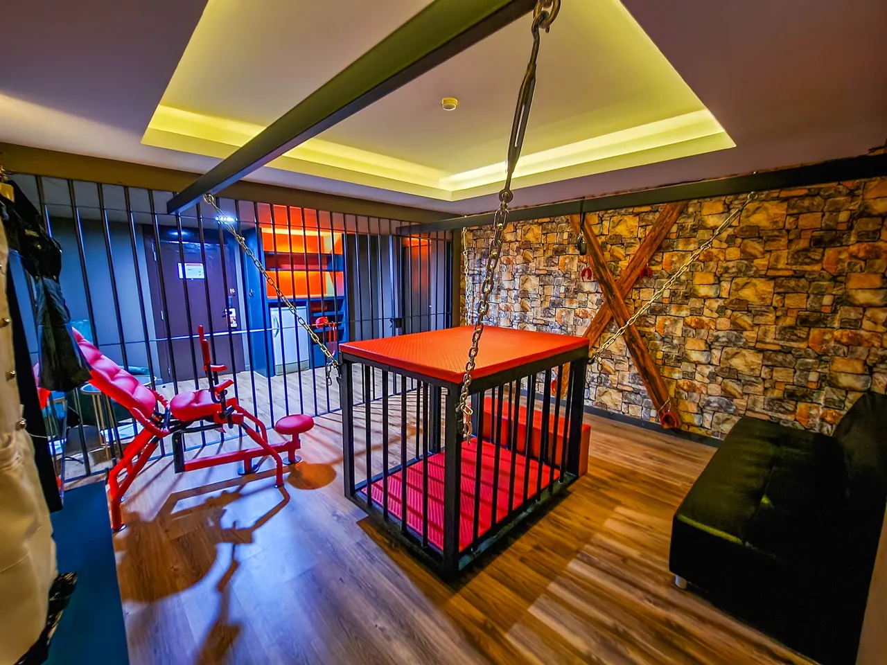 黄明志曾介绍饭店有人间炼狱主题的VIP特别房。翻摄黄明志脸书