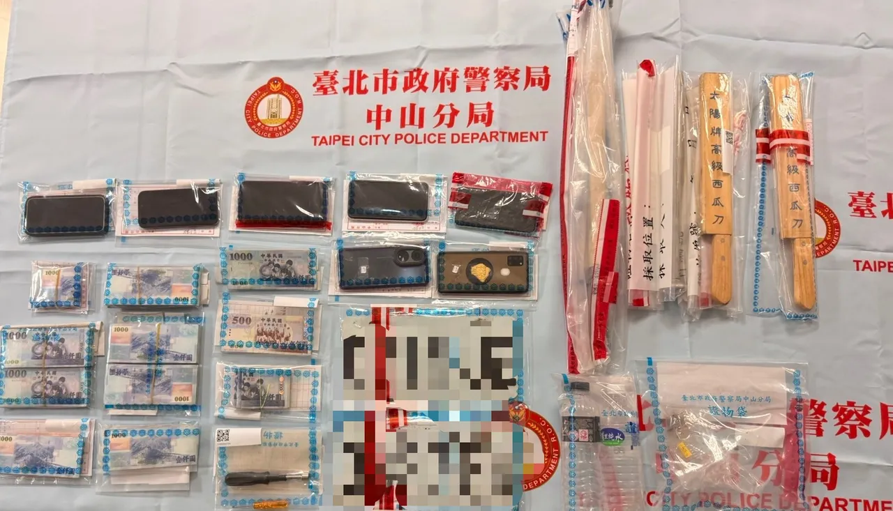 警方起獲贓款與證物。翻攝畫面