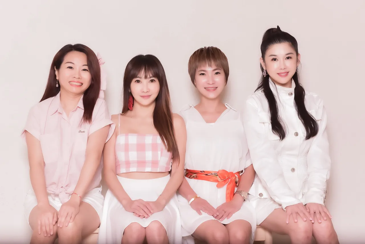 王宥忻（左2）組離婚女團F40。女神愛啪啪提供