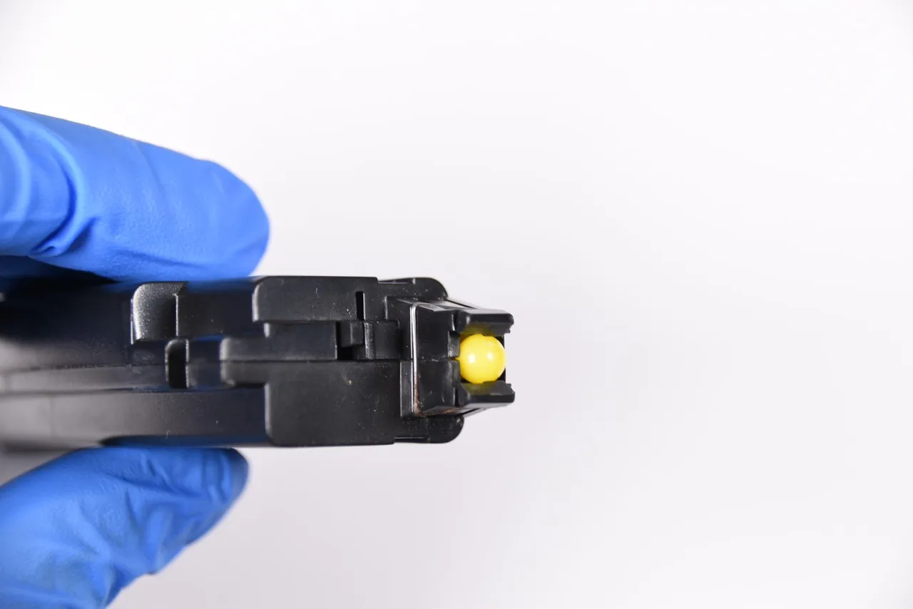 警方起出黄男持有的冲锋枪，证实是一把塑胶玩具枪。民众提供