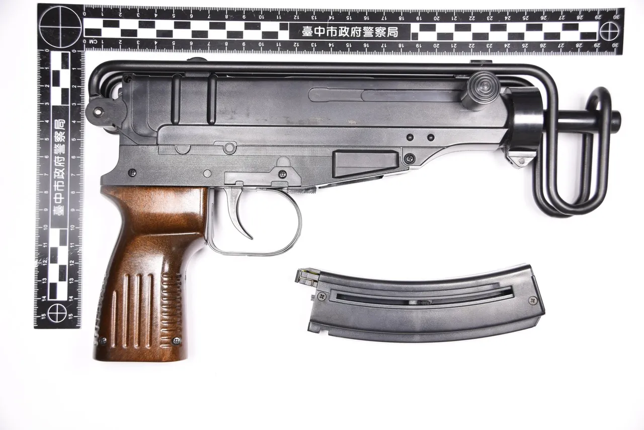 警方起出黄男持有的冲锋枪，证实是一把塑胶玩具枪。民众提供