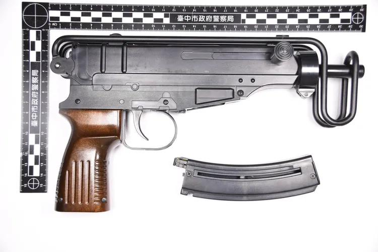 警方起出黃男持有的衝鋒槍，證實是一把塑膠玩具槍。民眾提供