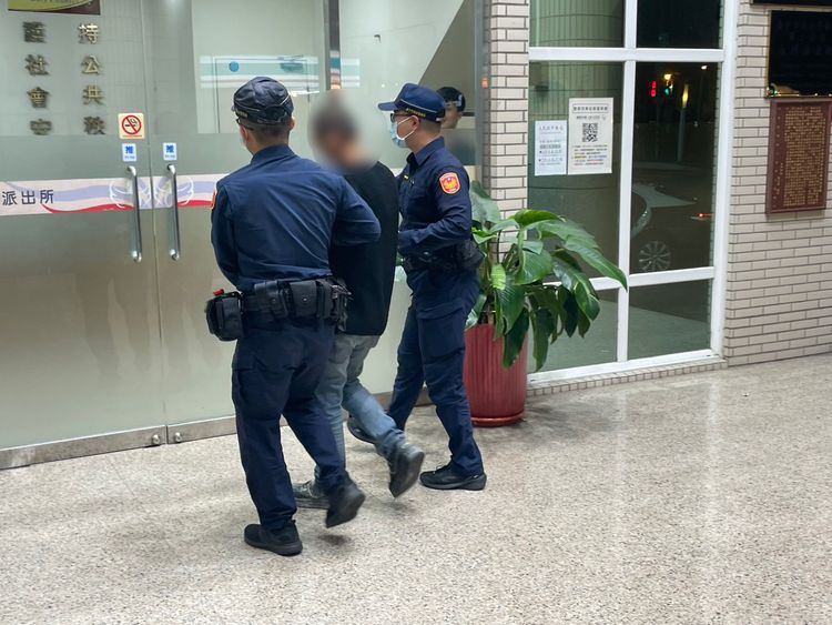 吃黑輪掉出衝鋒槍證實「塑膠玩具」 台中男到案辯:650元買來防身