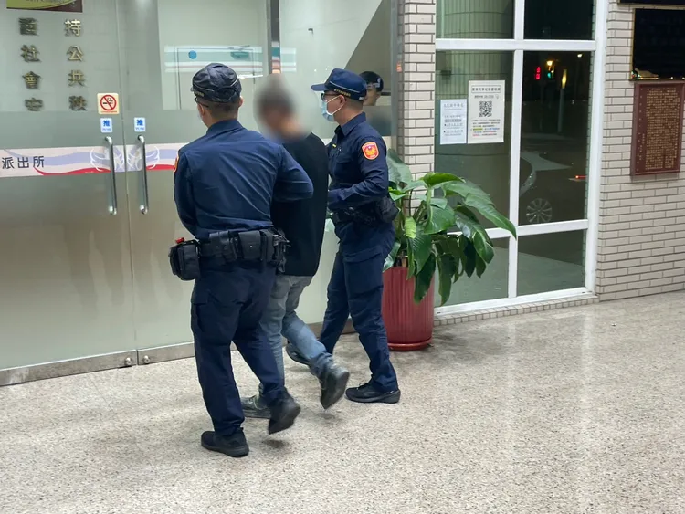 到小吃店吃黑轮却从背包掉出1把冲锋枪的黄男，昨晚被警方查获，证实掉出来的是1把塑胶玩具枪。民众提供