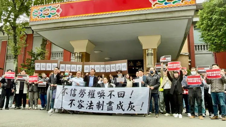 国会助理聚集立院大门抗议助理费修法。邱筠媜摄