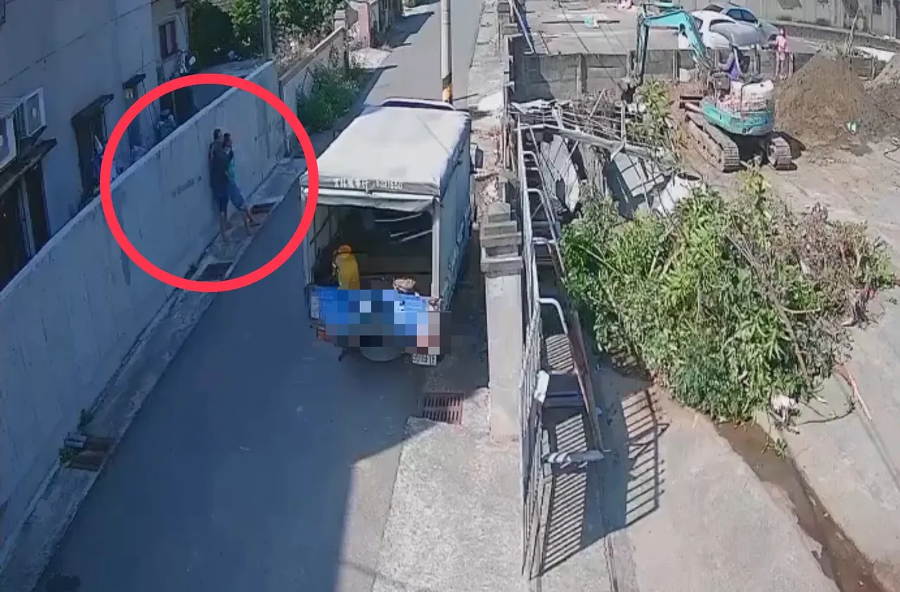 王男在陈男家门外等候，陈男一开车回家就上前寻衅。民众提供