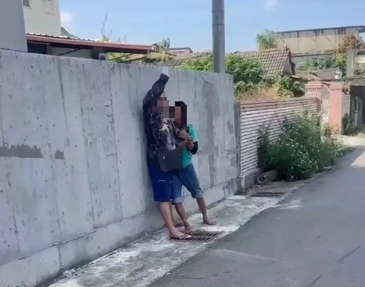 王男将邻居陈男从小货车拖下，持刀攻击对方，还说「要等所长来帮他铐上手铐」。民众提供