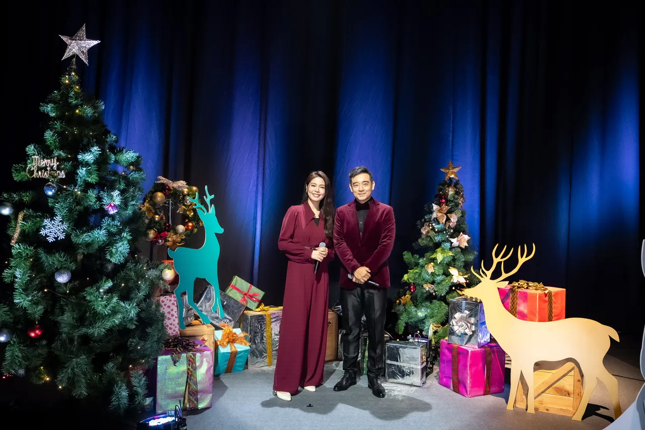 白家绮(左)与岑永康(右)担任节目主持人与观众共度平安夜。TVBS提供