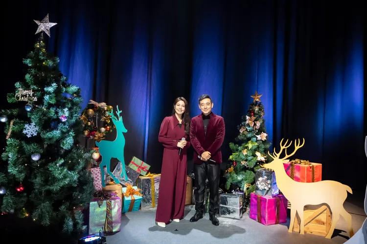 白家綺(左)與岑永康(右)擔任節目主持人與觀眾共度平安夜。TVBS提供