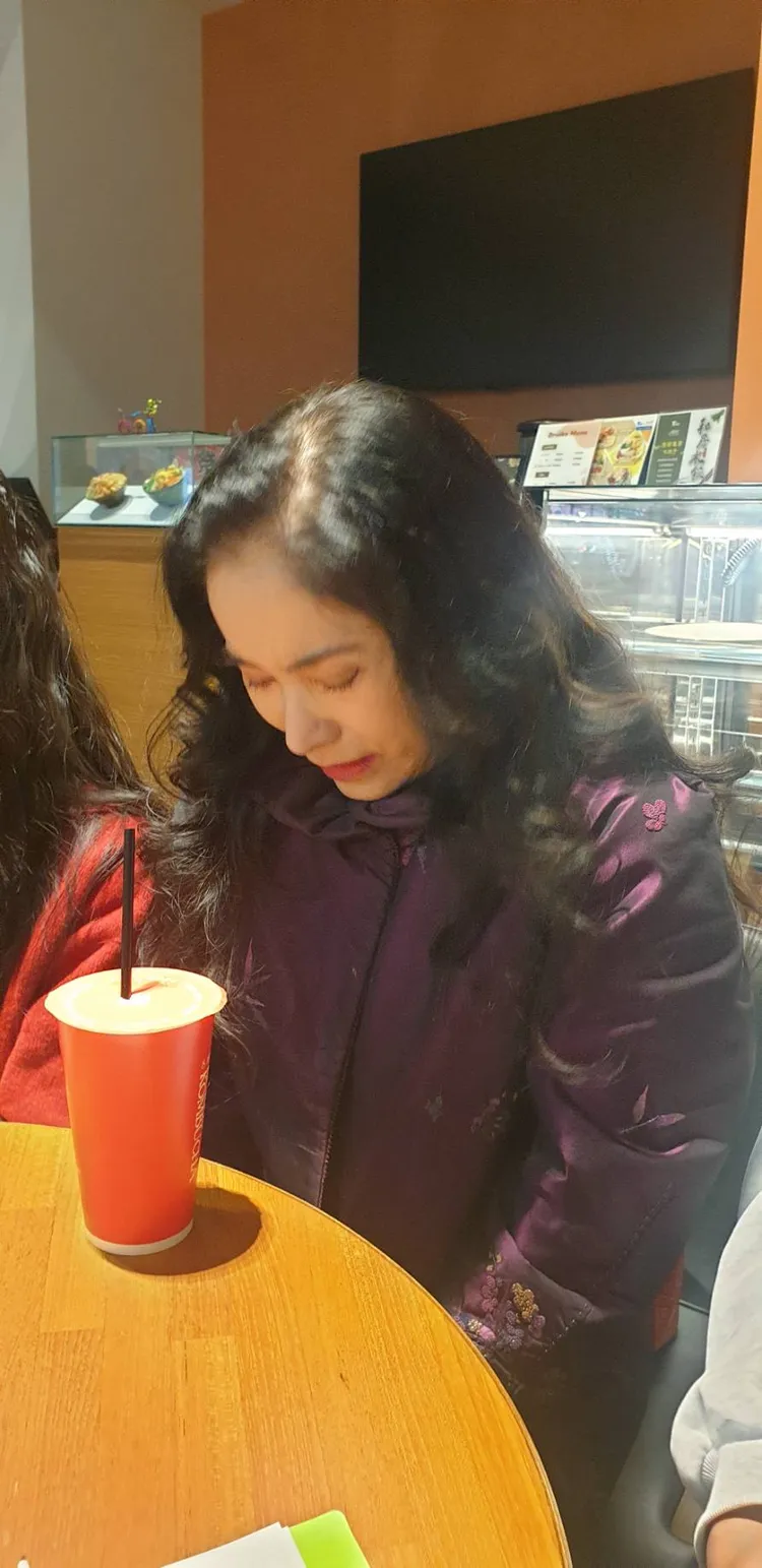 李亞萍談到二女兒余苑綺病逝，感傷之餘，低頭落淚。張瑞振攝