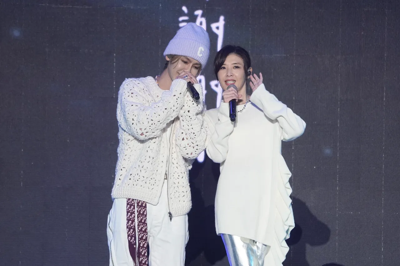 苏慧伦（右）与鼓鼓合唱《生命中的每一天》。彭欣伟摄