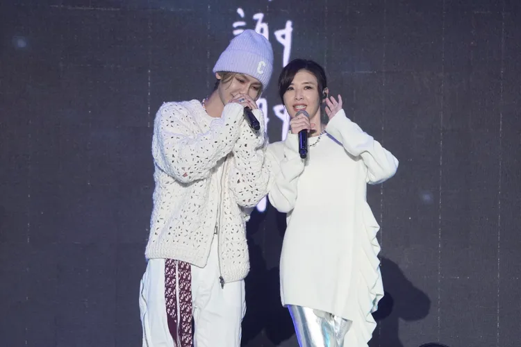 蘇慧倫（右）與鼓鼓合唱《生命中的每一天》。彭欣偉攝